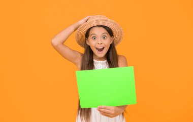 Dikkatine ihtiyacım var. Katıl. Yaz satışları. Mutlu kızda poster fotokopisi var. Tatil zamanı. Kız hasır şapka. Reklam konsepti. Turizmi destekliyorum. Etkili reklam. Parlak reklam.