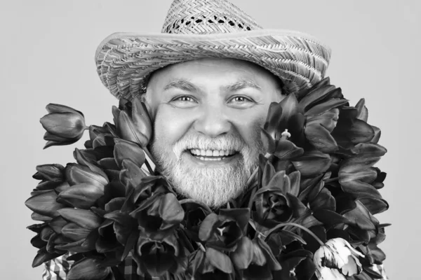 Uśmiechnięty Stary Emeryt Człowiek Portret Kapeluszu Trzymać Wiosna Tulipan Kwiaty — Zdjęcie stockowe