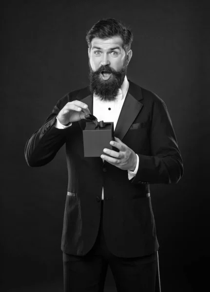 Erstaunt Mann Smoking Fliege Formalwear Auf Schwarzem Hintergrund Offene Box — Stockfoto