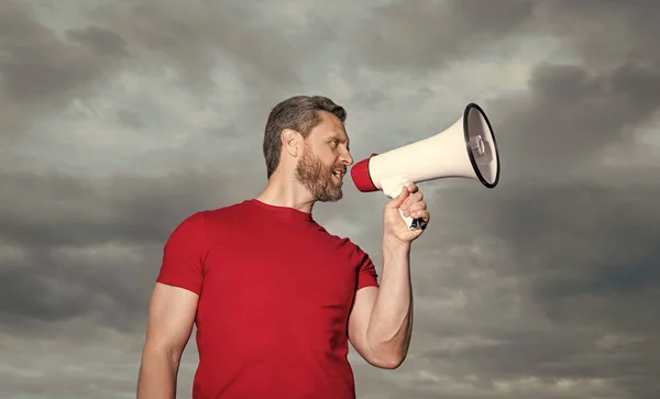 Man Red Shirt Announcing Loudspeaker Sky Background — Photo