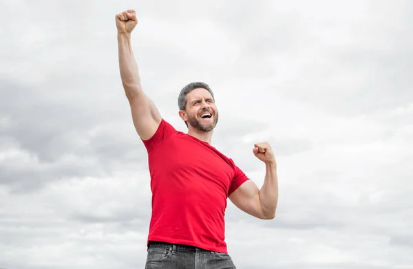 Szczęśliwy Człowiek Czerwonej Koszuli Odkryty Tle Nieba Szczęście — Zdjęcie stockowe