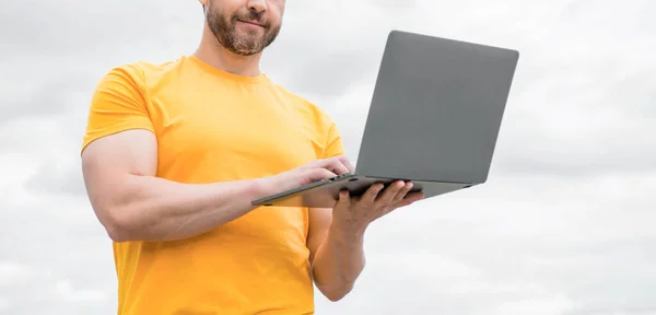 Przycięty Widok Człowieka Pracującego Online Laptopie Tle Nieba Zwinność Działalności — Zdjęcie stockowe