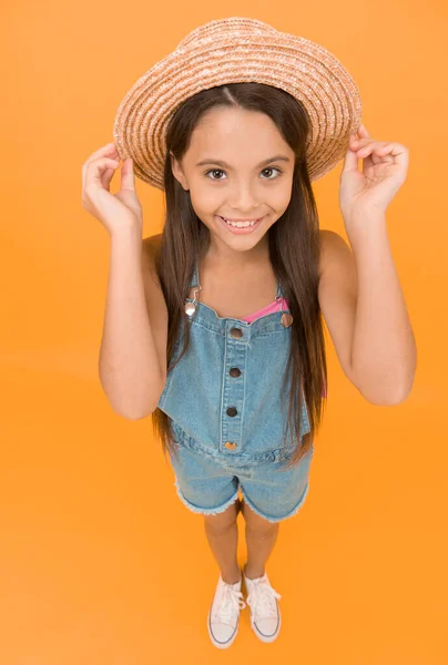 遊び心のある女の子 子供の頃の幸せ 幸せな子供たちの日 季節の美しさ 夏の天気予報 休暇の時間だ 女の子は麦藁帽子をかぶっている ファッションと美しさ 夏の女神 — ストック写真