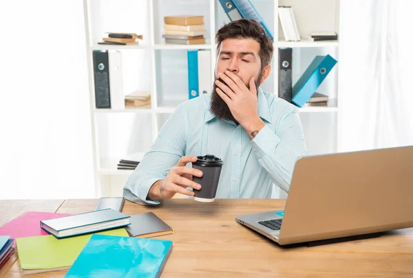 Uykulu Adamı Sabah Ofis Masasında Esniyor Paket Kahve Içiyor — Stok fotoğraf