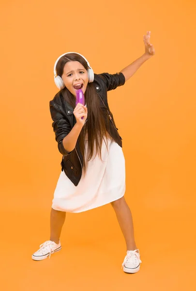 Απευθείας Σύνδεση Τραγούδι Καραόκε Μουσική Στα Ασύρματα Ακουστικά Παιδί Χρησιμοποιούν — Φωτογραφία Αρχείου