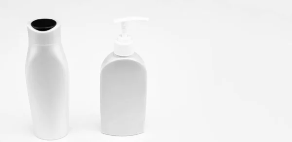 Multipropósito Frascos Cosméticos Aislados Blanco Botellas Recargables Envasado Jabón Loción — Foto de Stock