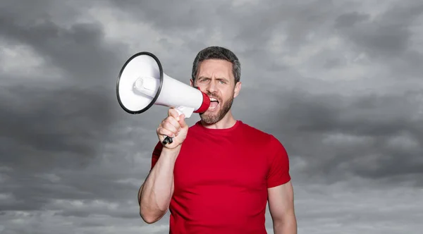 Чоловік Червоній Сорочці Кричить Голосно Гучномовці Фоні Неба — стокове фото