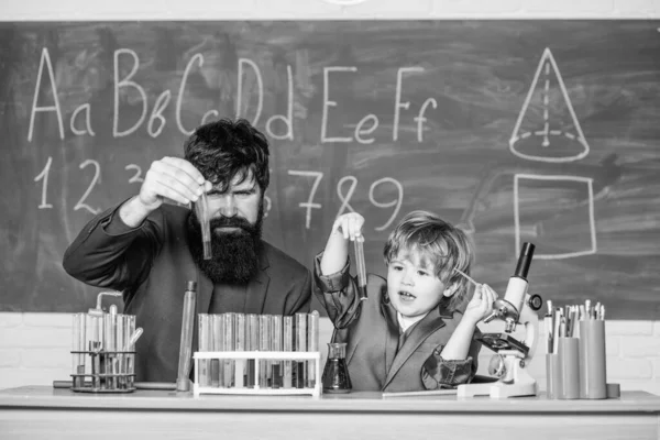 Καινοτομία Και Αριστεία Ένα Μικρό Παιδί Μαθαίνει Χημεία Στο Σχολικό — Φωτογραφία Αρχείου