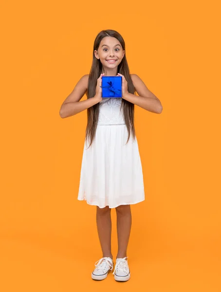 Positivo Adolescente Menina Segurar Caixa Presente Fundo Amarelo — Fotografia de Stock