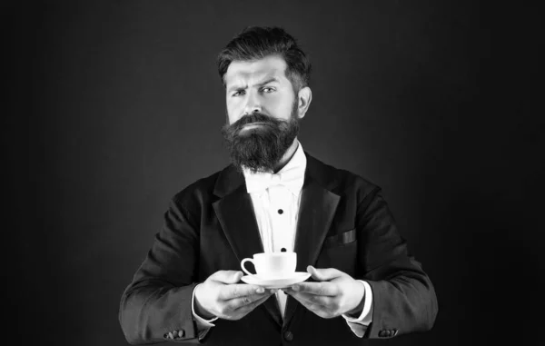 Smokinli Papyonlu Kahve Fincanlı Vahşi Adam Siyah Arka Planda Kahve — Stok fotoğraf