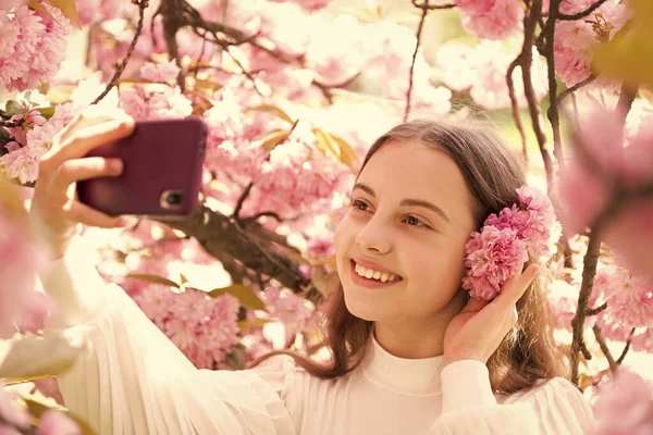 Portret Szczęśliwej Dziewczyny Uśmiechniętej Smartfona Kwitnącym Drzewie Sakura Wiosną — Zdjęcie stockowe