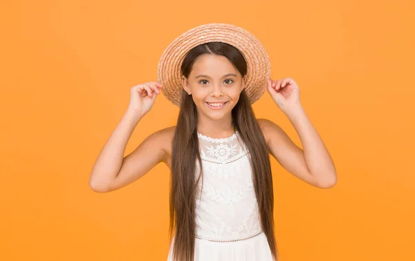 Zarif Şapka Takan Sevimli Küçük Bir Kız Tatiller Yaz Turu — Stok fotoğraf