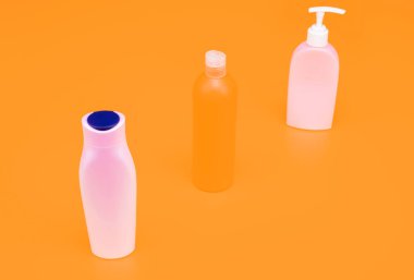 Uygun şekilli konteynırlar. Kozmetik şişeleri sıraya dizildi. Yenileme şişeleri sarı arka plan. Güzellik ürünleri paketleniyor. Tuvalet malzemelerini depolamak için boşluk kopyala.