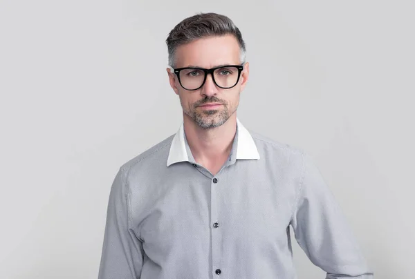 Poważny Dojrzałe Prawnik Noszenie Okulary Biurowy Koszula — Zdjęcie stockowe