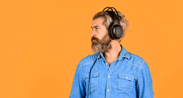 Έννοια Ρυθμού Άνθρωπος Γενειοφόρος Hipster Ακουστικά Ακούγοντας Μουσική Hipster Απολαμβάνουν — Φωτογραφία Αρχείου