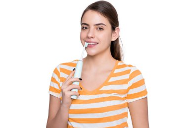 Beyaz arka planda diş fırçası olan mutlu genç bir kız..