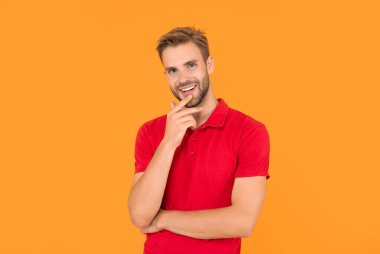 Sarı arka planda kıllı mutlu adam, moda..