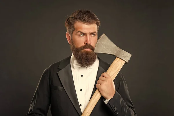 髭を生やした男は髭を生やしたまま斧を持っている 斧シェービング バーガー バーバーショップ 残酷な方がスタイリッシュだ — ストック写真