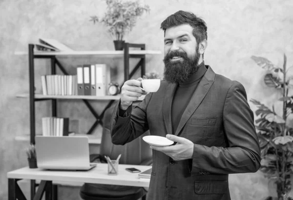 Positiver Bärtiger Geschäftsmann Der Morgens Büro Mit Kopierraum Kaffee Trinkt — Stockfoto
