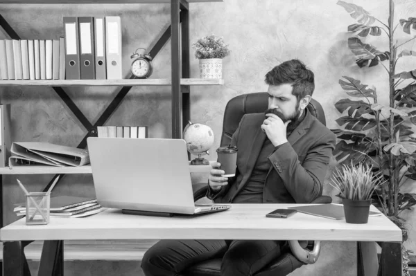 Denken Brutal Ceo Geschäftlichen Anzug Mit Und Kaffee Büro Modernes — Stockfoto