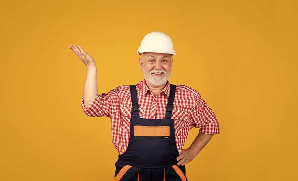 Счастливый Пожилой Человек Шлеме Желтом Фоне — стоковое фото