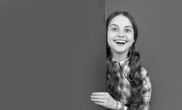 Happy Shocked Girl Blank Pink Paper Copy Space Advertisement — Foto Stock