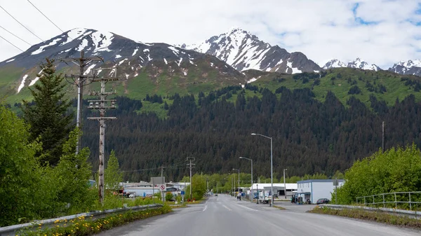 Seward Alaska Usa April 2019 Δρόμος Οδηγεί Στο Ορεινό Τοπίο — Φωτογραφία Αρχείου