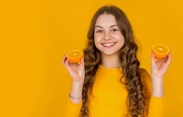 Χαμογελαστός Έφηβος Κορίτσι Κατέχουν Πορτοκαλί Φρούτα Κίτρινο Φόντο — Φωτογραφία Αρχείου