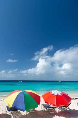Grand Turk, Turks ve Caicos - 29 Aralık 2015: Güneş yatağı ve şemsiyeli yaz tatili plajı.
