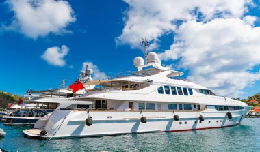 Tatilde yat gezisinde. Yat üstünde yaz tatili fotoğrafı. Yatta yaz tatili. Deniz yatında yaz tatili.