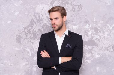 İş adamının eli çapraz olsun. Profesyonel iş adamı Grey 'de izole edilmiş. Stüdyoda iş adamı. Arkaplanda iş adamı.