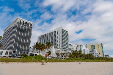 Miami Metropolis 'teki gökdelen mimari binası. Florida 'daki gökdelen mimari binası. Miami 'deki gökdelen mimari binası. Gökdelen mimari binasının fotoğrafı.