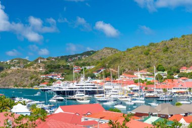 St. Barts, Fransız Batı Hint Adaları - 25 Ocak 2016: Yat limanıyla yaz tatili.