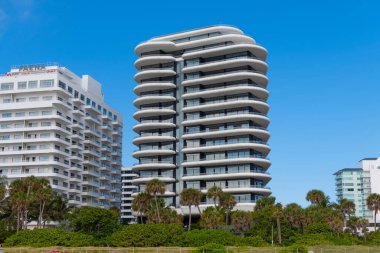 Miami, Florida USA - 20 Mart 2021: Modern bina mimarisi şehir merkezinde..