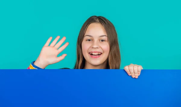 Счастливый Ребенок Пустой Голубой Бумагой Копировальным Местом Рекламы Жест Hello — стоковое фото