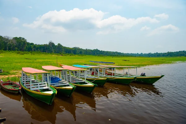 在河边的船的图像 在河岸自然的小船 河边的木船 河岸上的风景 — 图库照片
