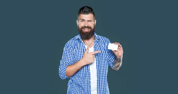 Bearded Man Showing Blank Membership Card Copy Space — Stock Photo, Image