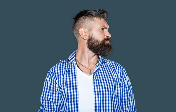 Profil Des Bärtigen Mannes Trägt Kariertes Hemd Auf Grauem Hintergrund — Stockfoto
