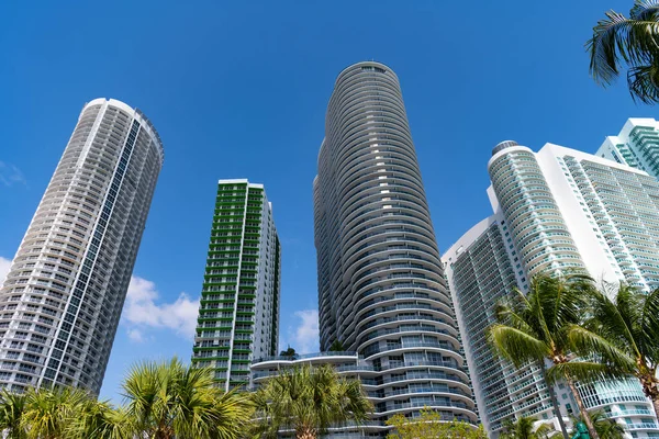 Vysoká Budova Mrakodrapu Modré Obloze Mrakodrap Venku Mrakodrap Miami Fotografie — Stock fotografie
