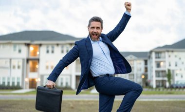 Gayrimenkul işçisi imajı. Emlakçı. Evrak çantalı emlakçı. Gayrimenkul işçisi..