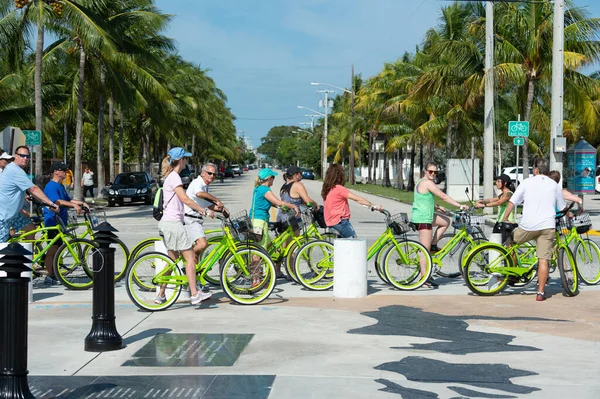 Key West Florida Usa January 2016 Ποδηλάτες Ποδήλατο Διασχίζουν Δρόμο — Φωτογραφία Αρχείου