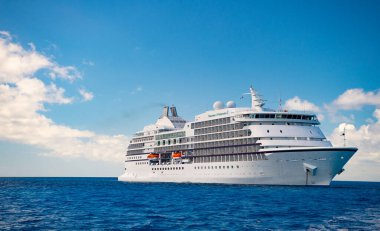 Yolcu gemisinde yaz turu. Denizdeki yolcu gemisinde yaz turu. Gezgin gemisiyle yaz turu. Gezi gemisindeki yaz turunun fotoğrafı..