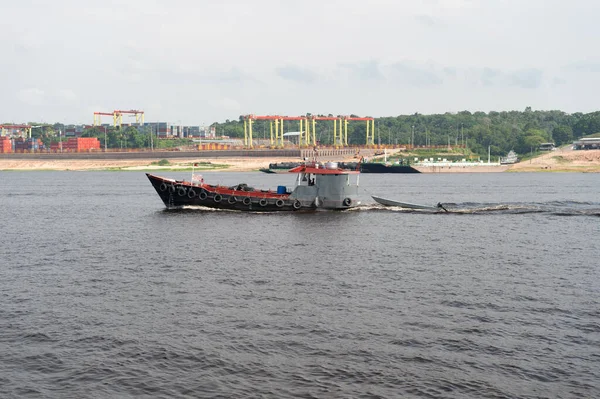Manaus Brezilya Aralık 2015 Römorkör Küçük Tekneyi Çekiyor — Stok fotoğraf