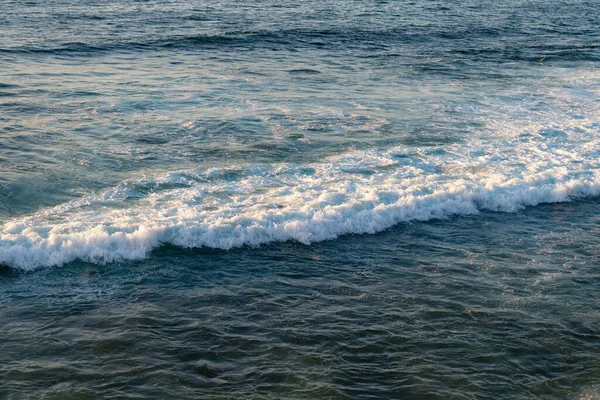 해변에 파도가 옵니다 여름에는 파도처럼 밀려온다 해변의 해변의 — 스톡 사진
