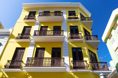 Storey House 'un balkon korkulukları. Balkon korkulukları ön cephede. Balkon parmaklıkları dışarıda. Balkon parmaklıklarının fotoğrafı..