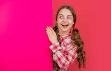 Boş pembe kağıdın arkasında reklam için fotokopi alanı olan bir çocuk..