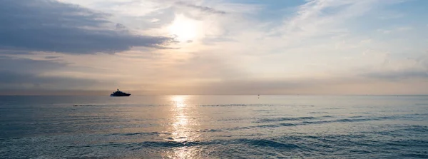 Панорамный Вид Закат Неба Летние Каникулы Кораблем Горизонте — стоковое фото