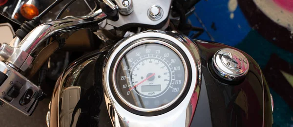 定制摩托车方向盘手柄 带有速度计和速度计控制杠杆 — 图库照片