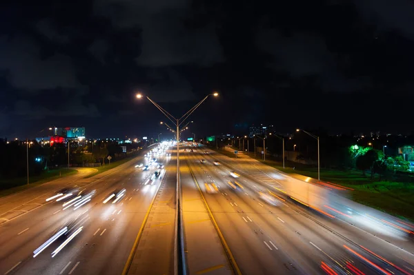 Arabalarla Yol Hareketi Gece Yol Hareketleri Hızla Yol Hareketi Yol — Stok fotoğraf