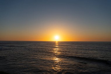 Gün batımında deniz manzarası. Gün batımında deniz manzarası. Gün batımında deniz manzarası. Gün batımında deniz manzarasının fotoğrafı.